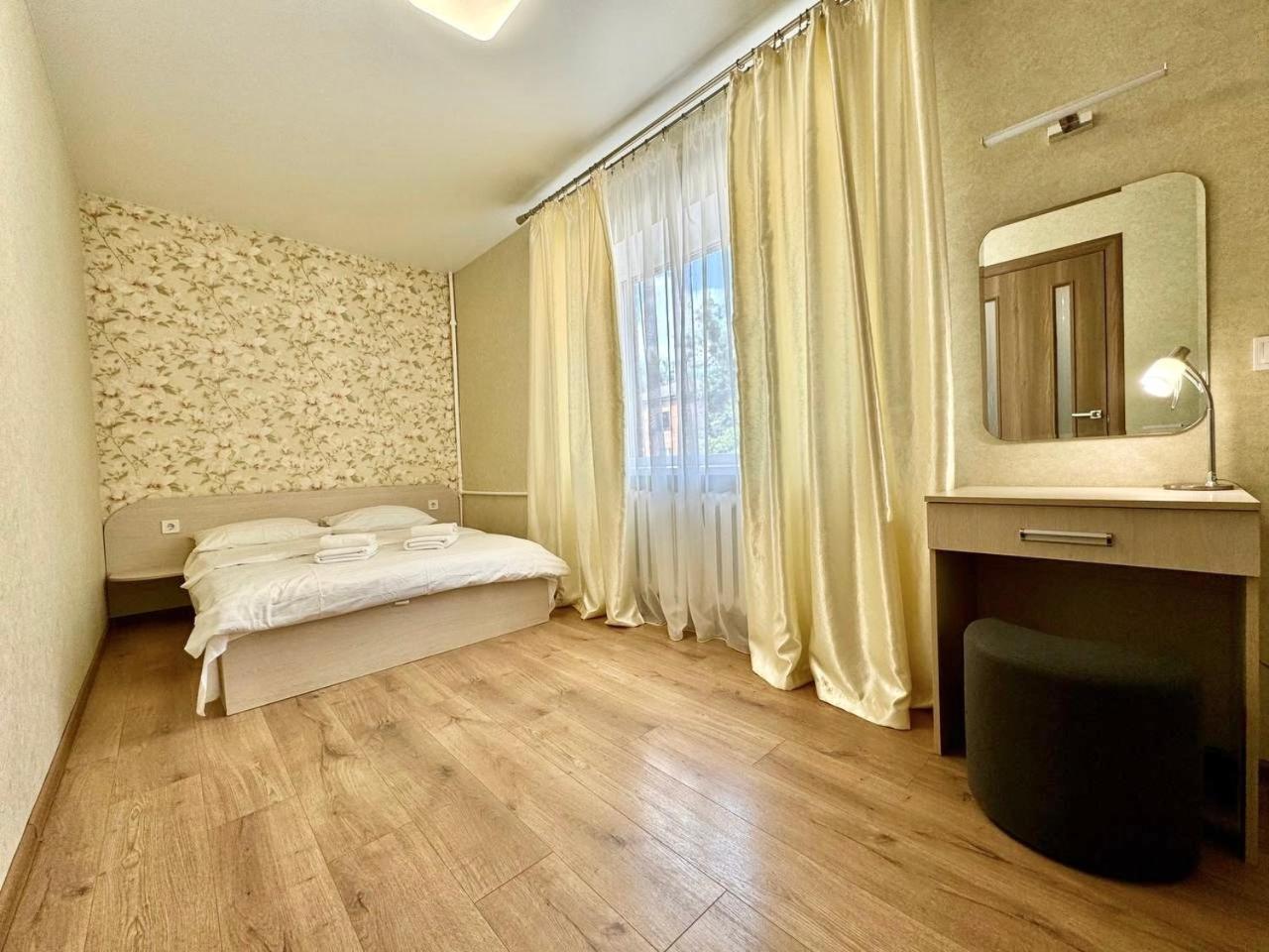 Apartpoltava Витончені Апартаменти Біля Лялькового Театру, Звітна Документація Для Відрядження, Банківський Чек 외부 사진